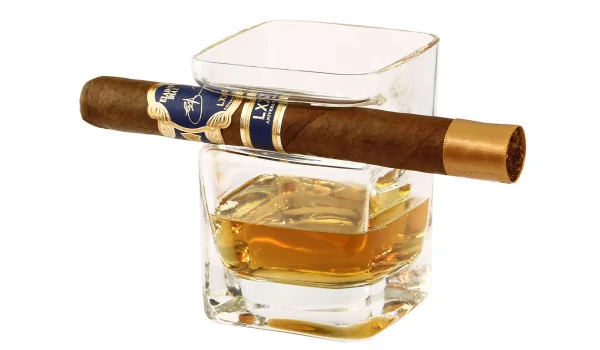 Verre à rhum et à whisky avec porte-cigares